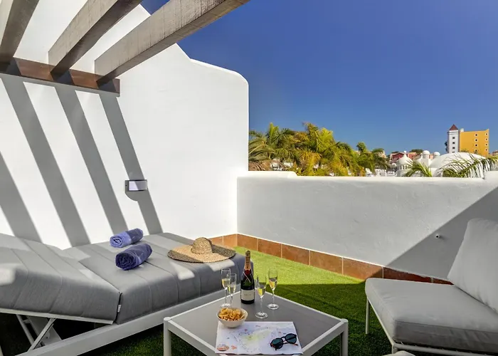 White Paradise アパート *