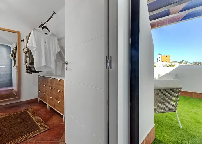 White Paradise アパート アデヘ