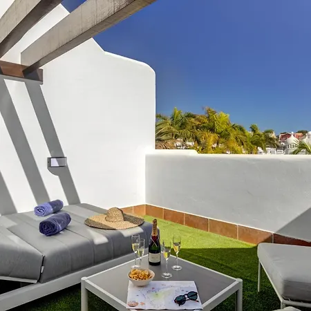 White Paradise Apartment *